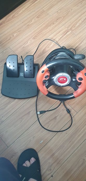 Vând joystick și volan thrumaster