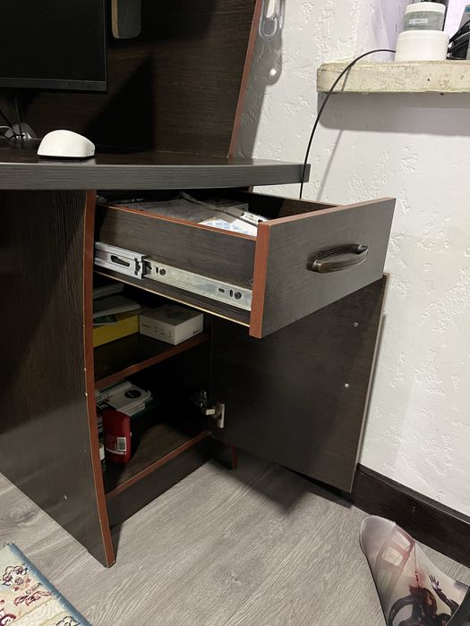 Угловой компьютерный стол