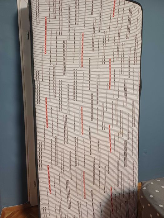 Продавам матрак 90x200x25