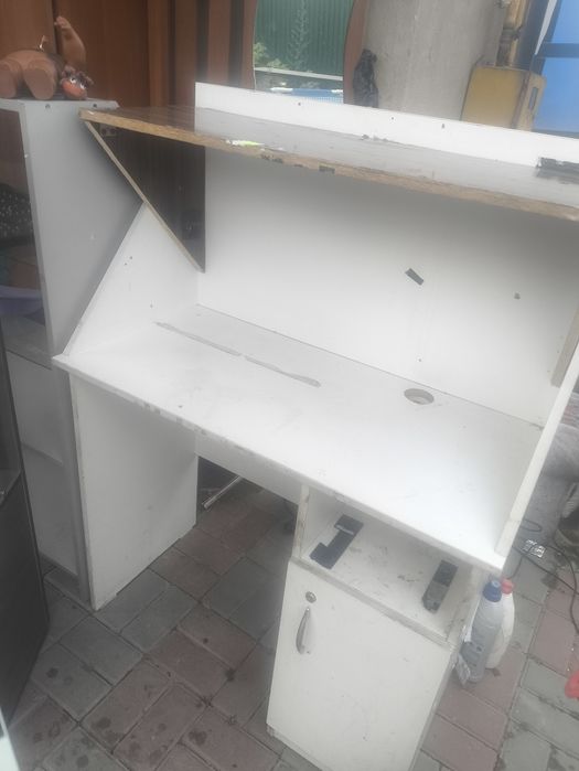 Продам б у стеклянные витрины