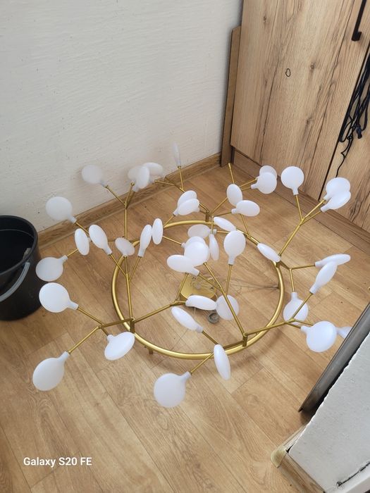 Продам потолочную люстру