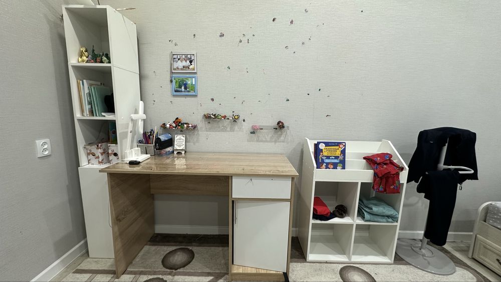 Стол письменный.