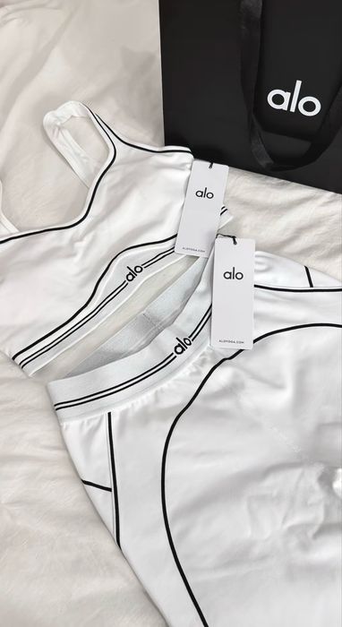 Alo Yoga Set в Бял и Черен цвят