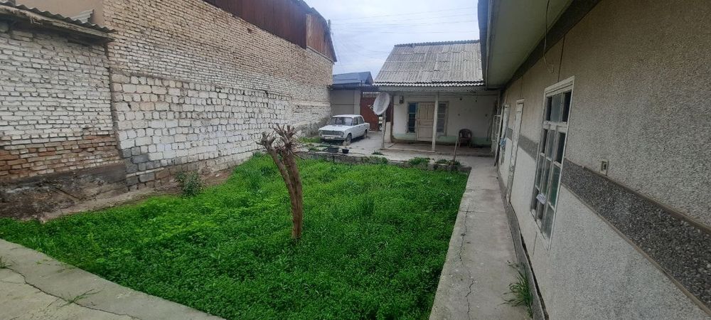 Uy  sotiladi  16000 kelishadigan joyi bor