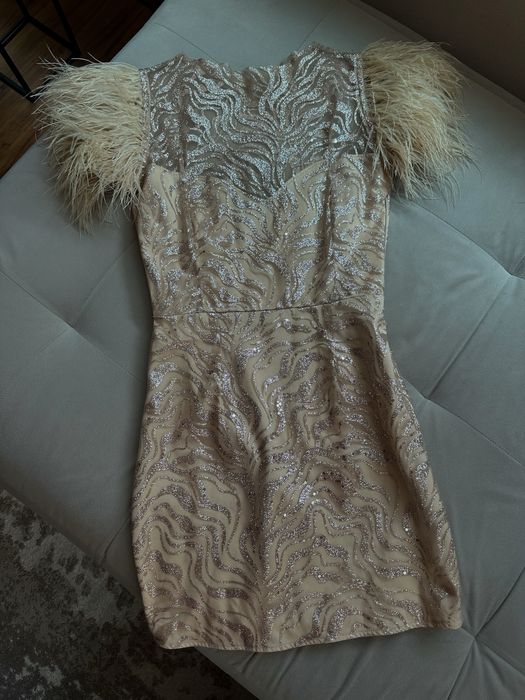 Дамска рокля с пера