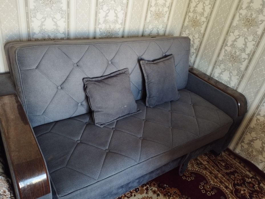 Divan sotiladi yangidek yaqinda olingan kelishtirib bervoraman