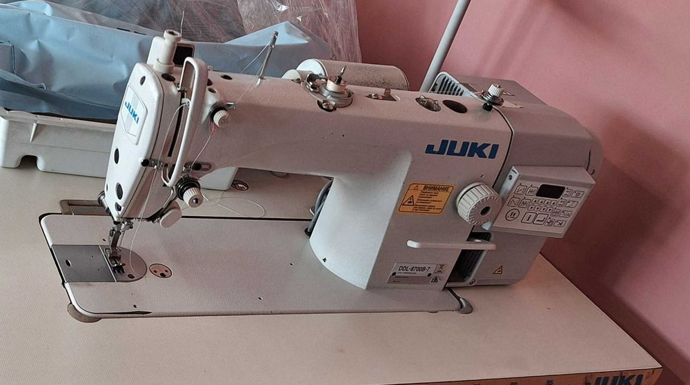 Шевна машина JUKI DDL-8700B-7 с работна маса