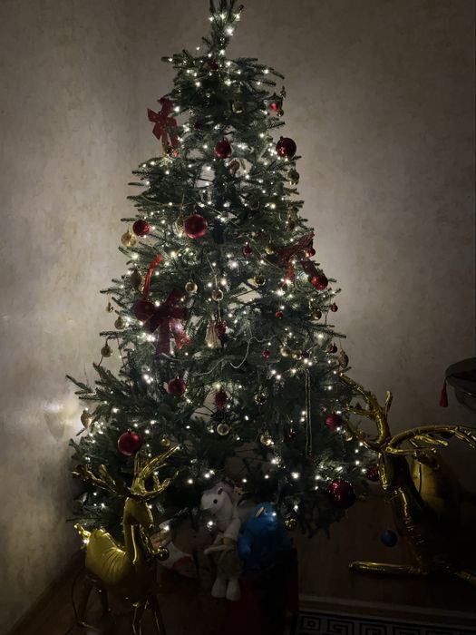 Наряжаю елку к новому году