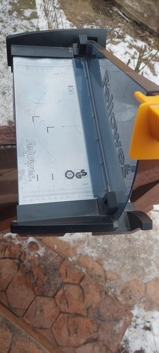 Vând tăietor de hârtie