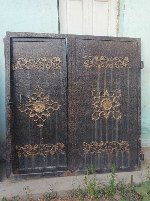 Гаражные ворота с дверью