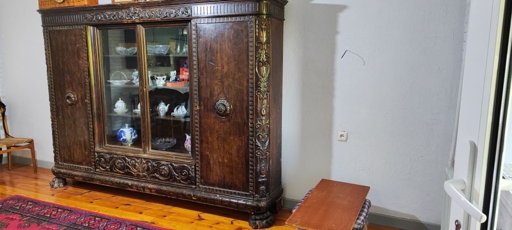 Антикварный шкаф