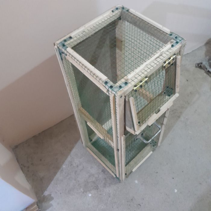 Qush uchun qafas sotiladi.