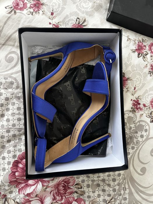 Сини сандали на ток