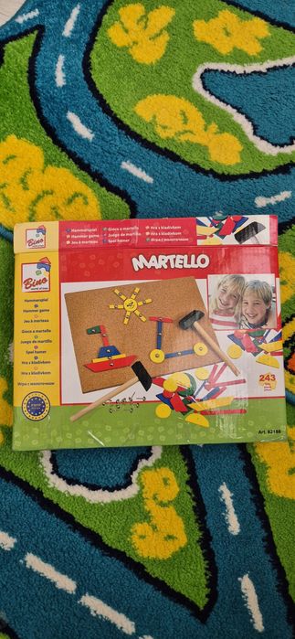 Joc de îndemânare cu ciocan, pioneze si figuri geometrice din lemn