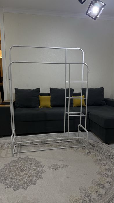 Продам металлическую стойку-вешалку для одежды