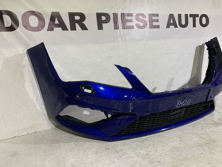 Bara fata Seat Leon 3, facelift, 2016, 2017, 2018, 2019, cod origine OE 5F0807221AB, cu gauri pentru spalatori faruri si senzori de parcare (4). Grila este defecta.