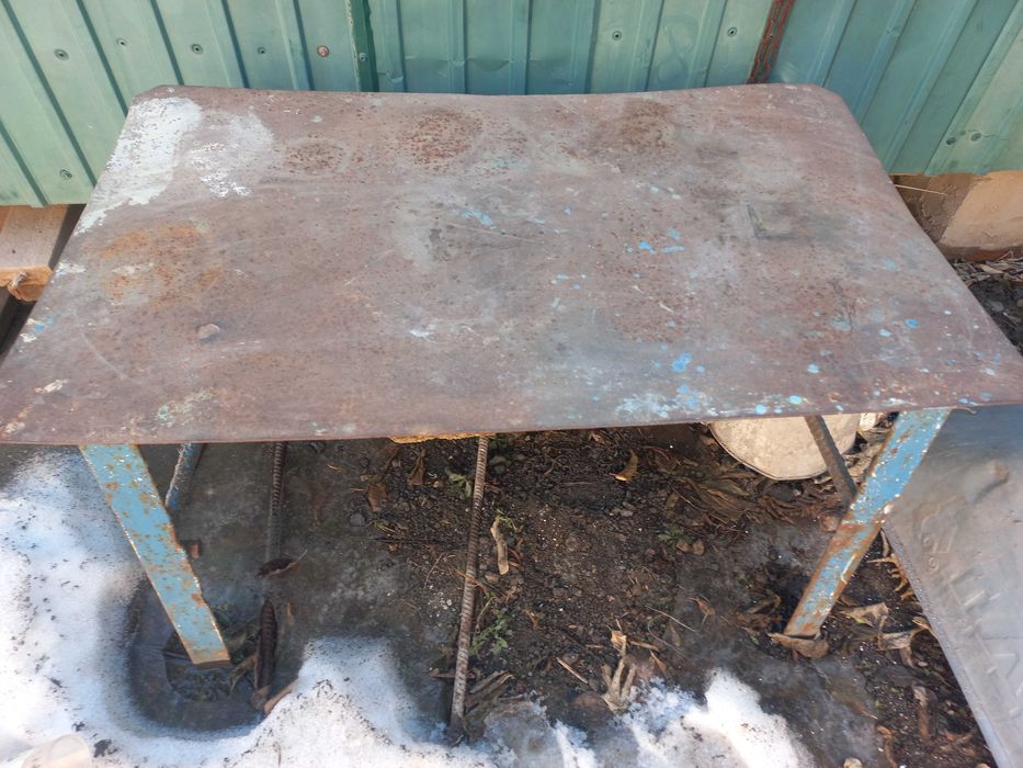 Лом ижелезный стол  для дома