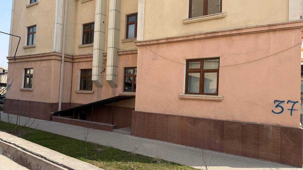 Продается квартира на ул. Нурафшон 37, 4 ком., 1-ый этаж