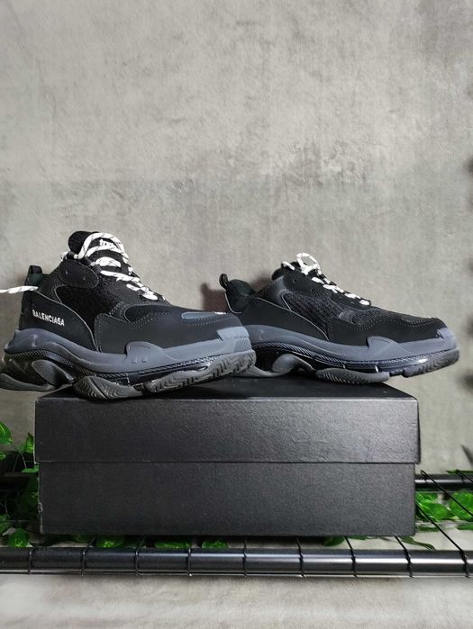 Adidasi negrii triple S marimea 43