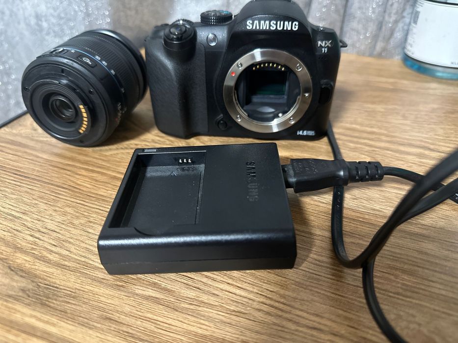 Aparat foto Samsung NX11 + obiectiv – stare foarte bună