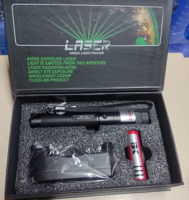 Лазер зелёный на аккумуляторе поджигает спички