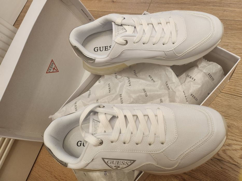 Продам новые кросы Guees