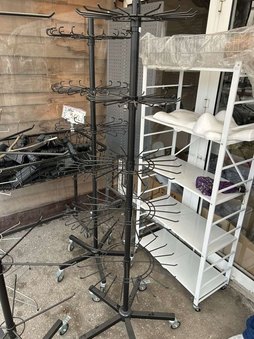 Стелаж  черен  с въртящи се куки