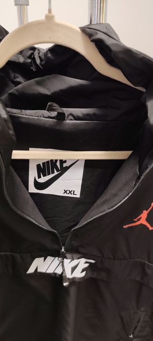 Jachetă sport Nike, model deosebit și modern