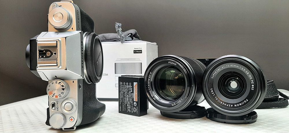 FUJIFILM X-T200 с обективи Fujifilm Fujinon XC 15-45mm f/3.5-5.6 OIS PZ,  Viltrox 56mm F/1.4 XF за Fujifilm X