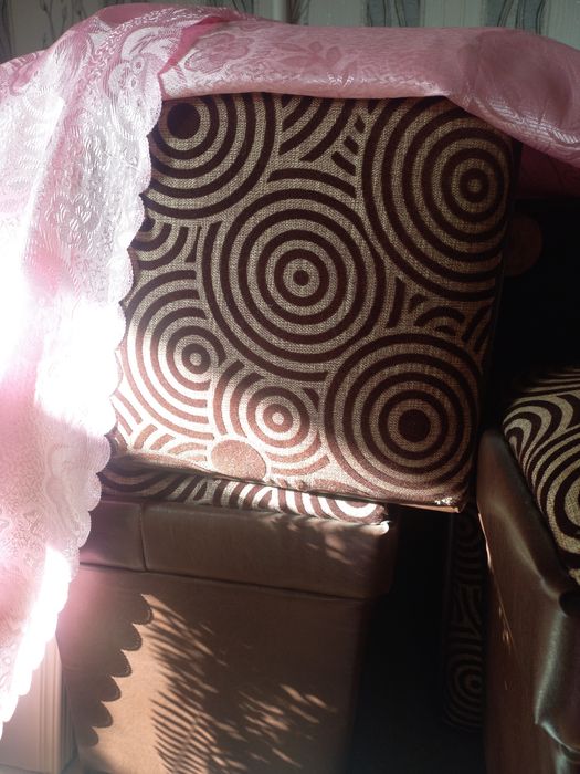 Мягкая мебель уголок и 6 пуфиков