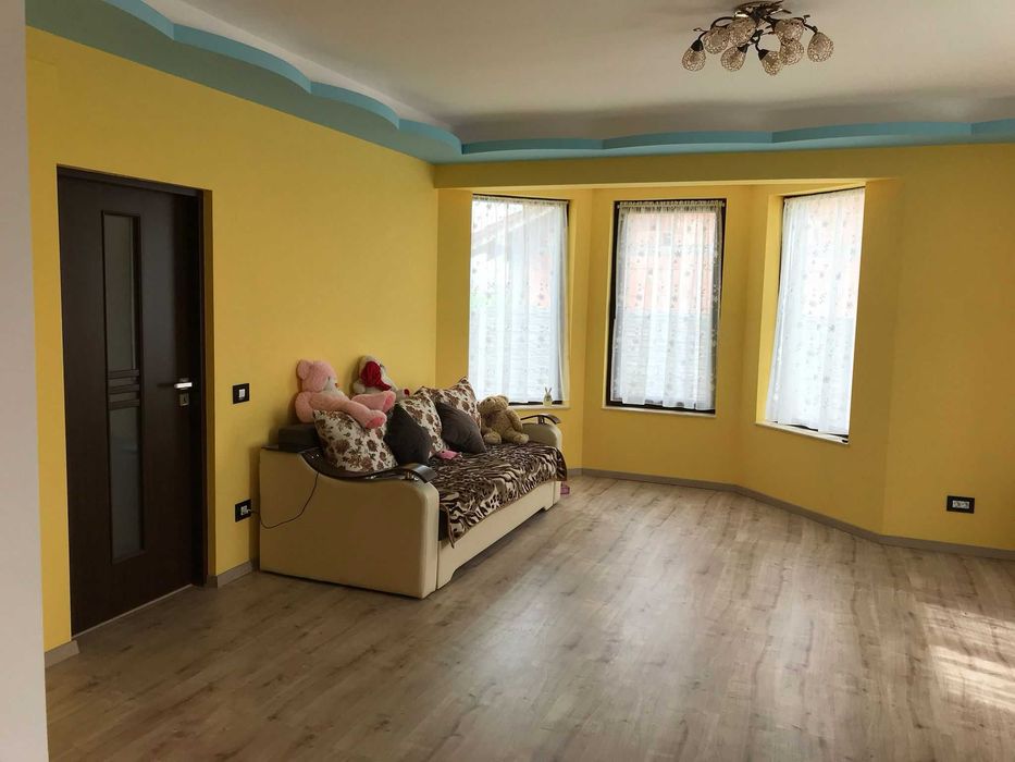 Casă familială de vânzare P+M în Sântandrei