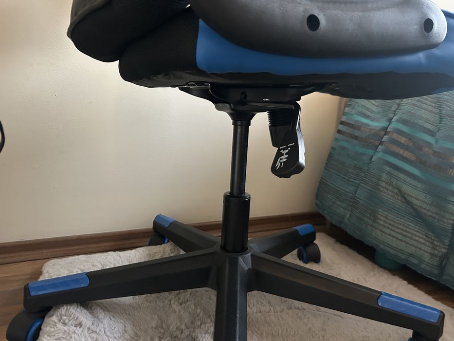 Геймърски стол нов синьо и черно ……………………