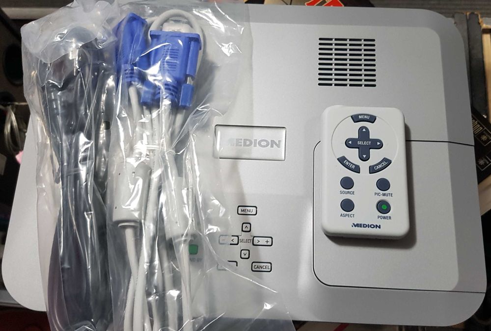 Proiector Panasonic PT-LM2E si Medion MD2950NA  ca nou geanta