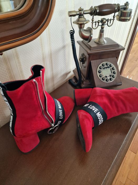 Botine love moschino