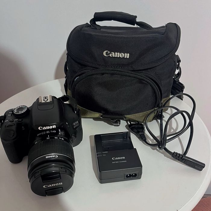 Canon EOS 600D + Obiectiv 18-55mm III + Geantă Canon