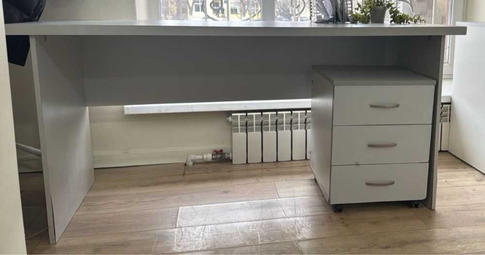 Продам стол с тумбой