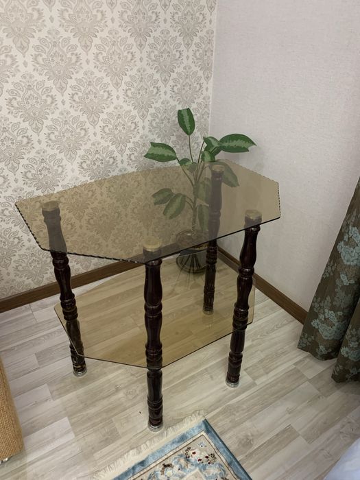 двухъярусный стеклянный столик