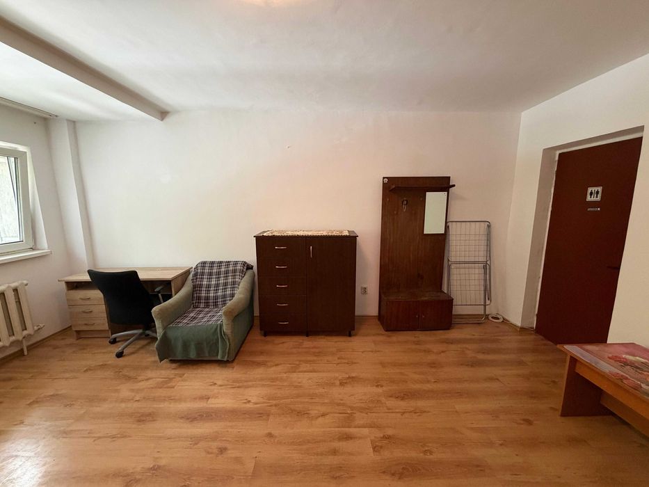Închiriez 1 camera într-un apartament cu 3 camere