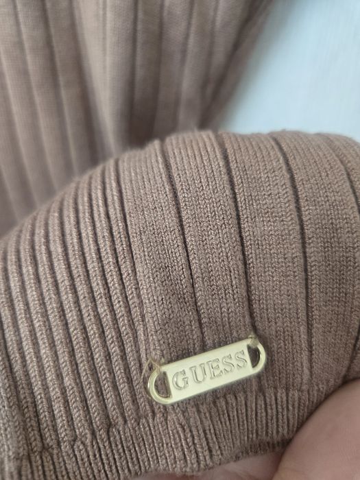 Оригинален стегнат  пуловер Guess със златни копчета