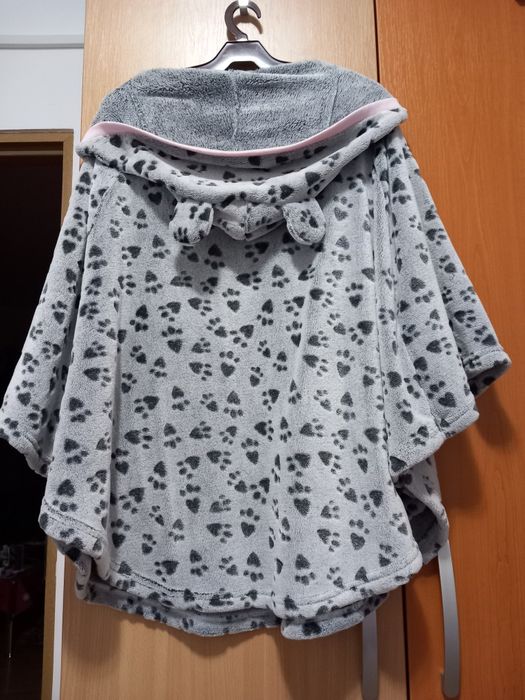Poncho pentru dama din material pufos cu gluga