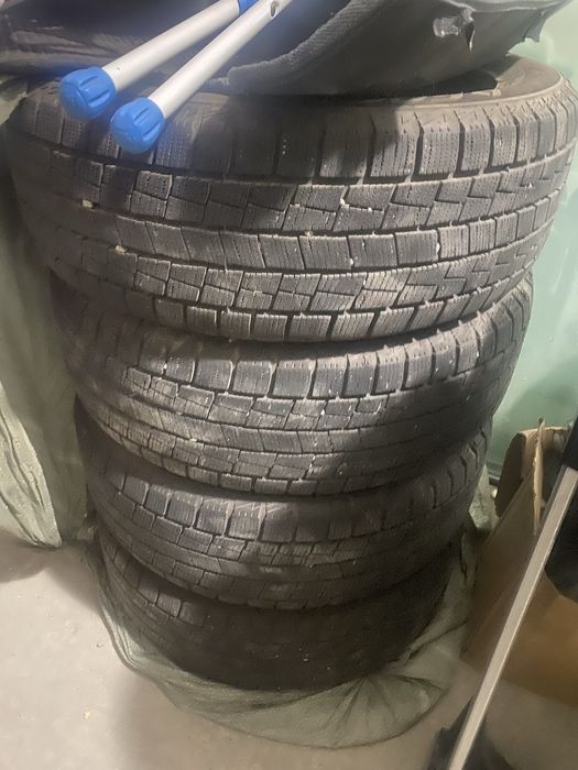 Продам шины на размер 17.  16.  15.