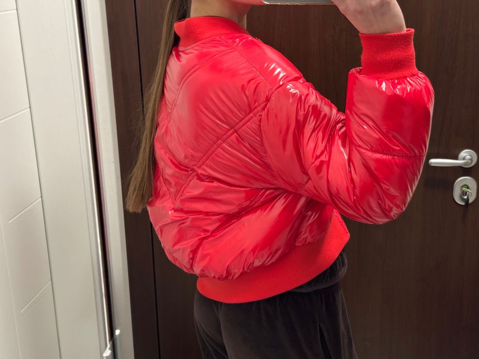 Яке Bershka червено