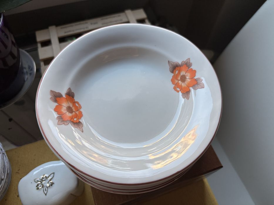 Продавам чинии български