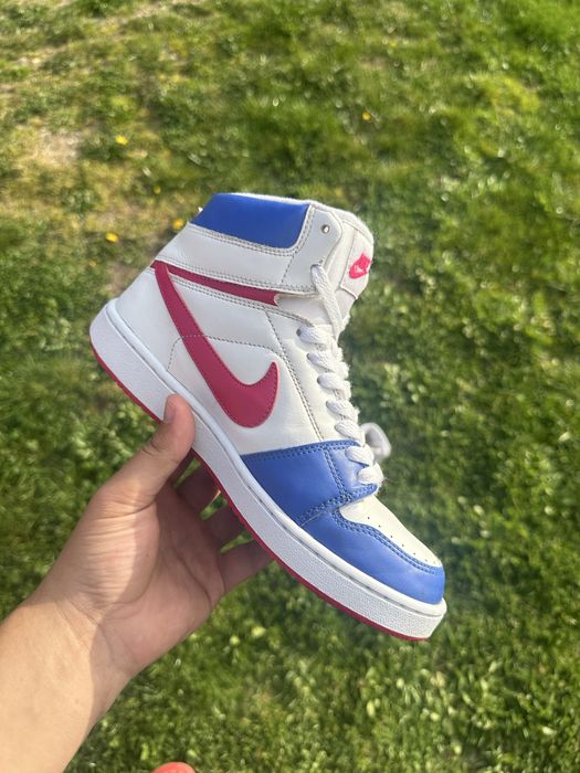 Nike Wmns Backboard High în nuanța alb/albastru/roz.