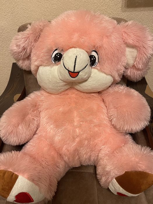 Большой плюшевый медведь