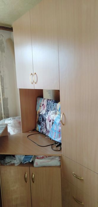 Продам шкафы и стол .