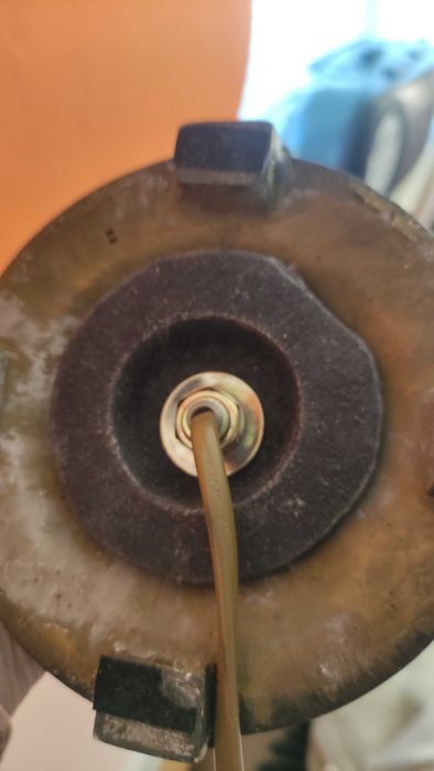 Висока настолна лампа от метал с орнаменти