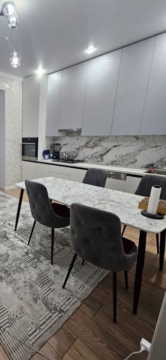 Продам стол со стульями  цена 130 000  тор уместен