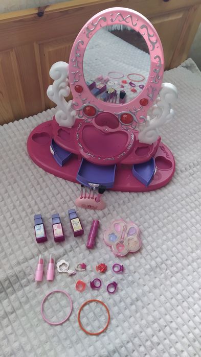 Детска тоалетка с принадлежности за игра за момиче