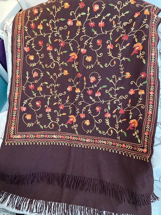 Вълнен шал с бродерия